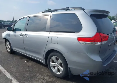 2014 Toyota Sienna Le V6 8 Passenger z USA, uszkodzony, nr VIN 5TDKK3DC7ES454114